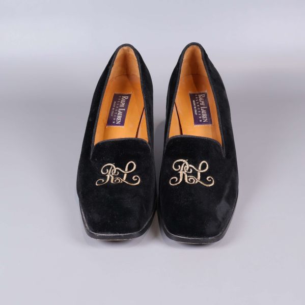 Framsidan av pumps med guldigt RL-monogram