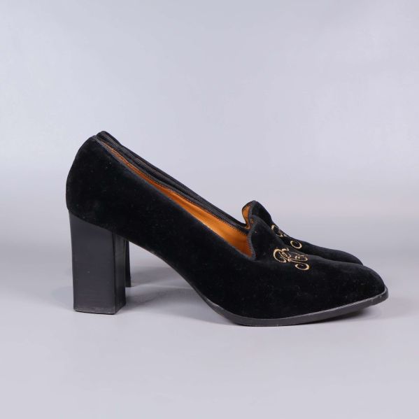 Svart pumps med bred klack sedd från sidan