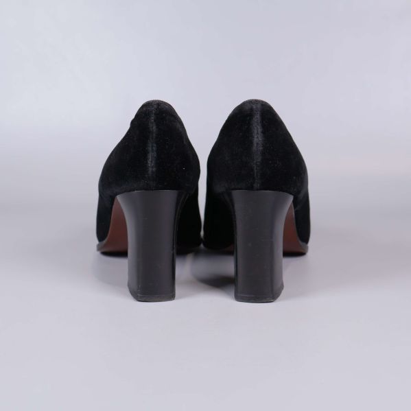 Baksidan av svarta pumps med rejäla klackar