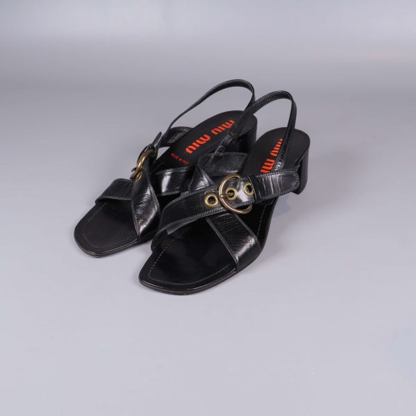 Svarta sandaler med klack och korsade remmar i skinn