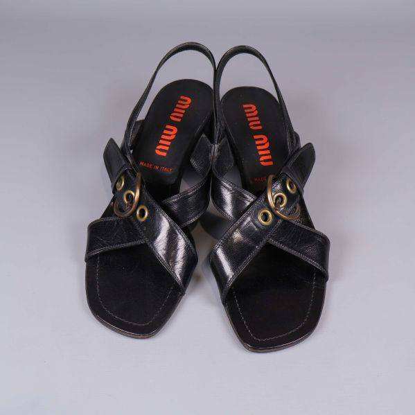 Sandaler ovanifrån med synliga loggor och fyrkantig tå