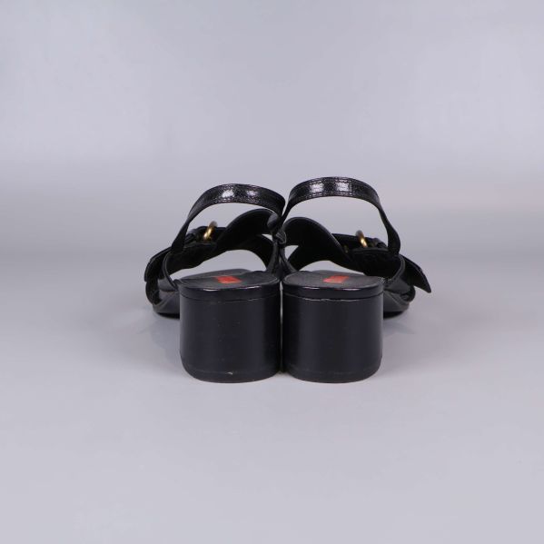 Sandaler bakifrån, visar de höga blockklackarna