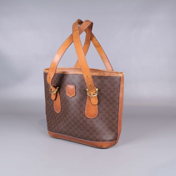 Framsida av brun toteväska med läderhandtag