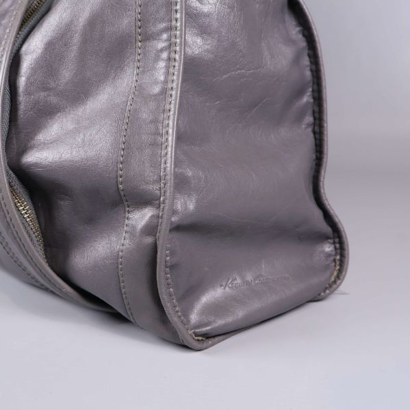 Närbild på väskans nedre hörn och logo