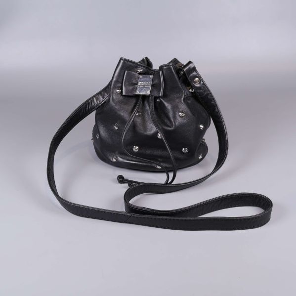 Svart bucket bag med nitar och lång axelrem 
