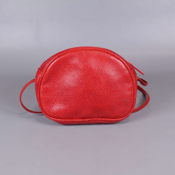 Baksida på röd axelremsväska i strukturmaterial