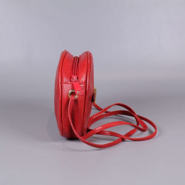 Smal sida av röd Moschino-väska med axelrem