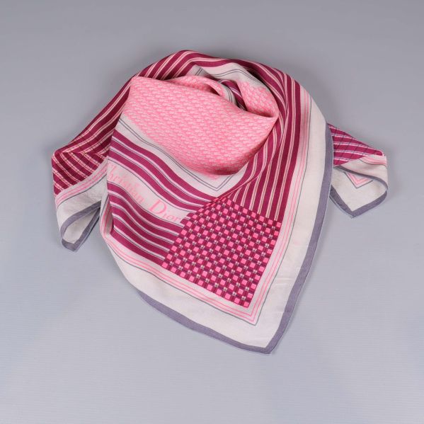 Scarf vikt till trekant med grafiskt mönster