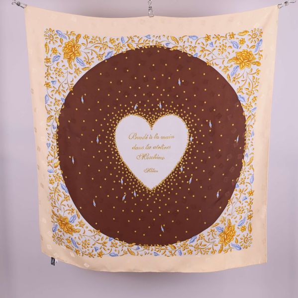 Kvadratisk scarf med stort hjärtmotiv och blomsterkant