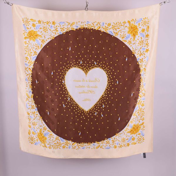 Baksidan av scarf med brun och vit design