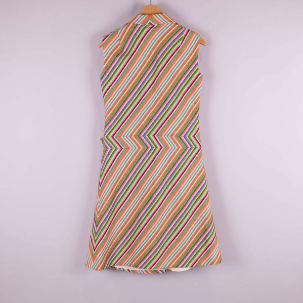 Baksida av flerfärgad klänning med diagonala ränder