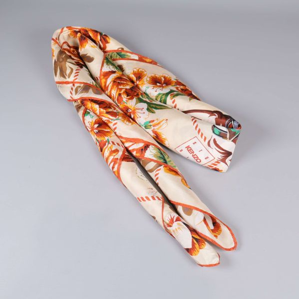 Scarf med blommigt mönster ihoprullad