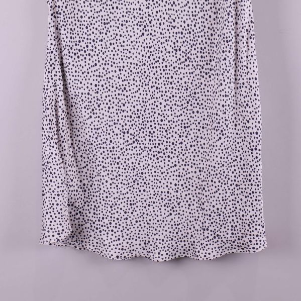 Nedre del av kjolen med prickigt svartvit mönster