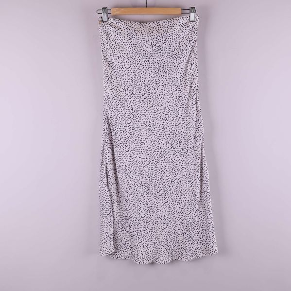 Baksidan av vit midi-kjol med prickigt mönster