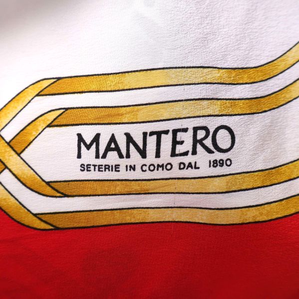 Mantero logga och gulddetaljer på scarf