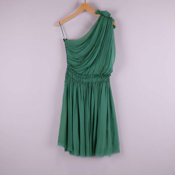 Baksidan av grön draperad klänning 