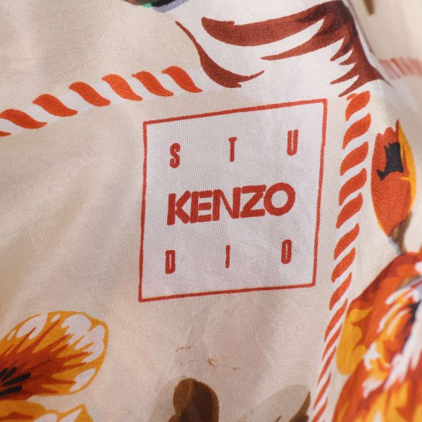 Kenzo Studio logga på scarf med blommigt tryck
