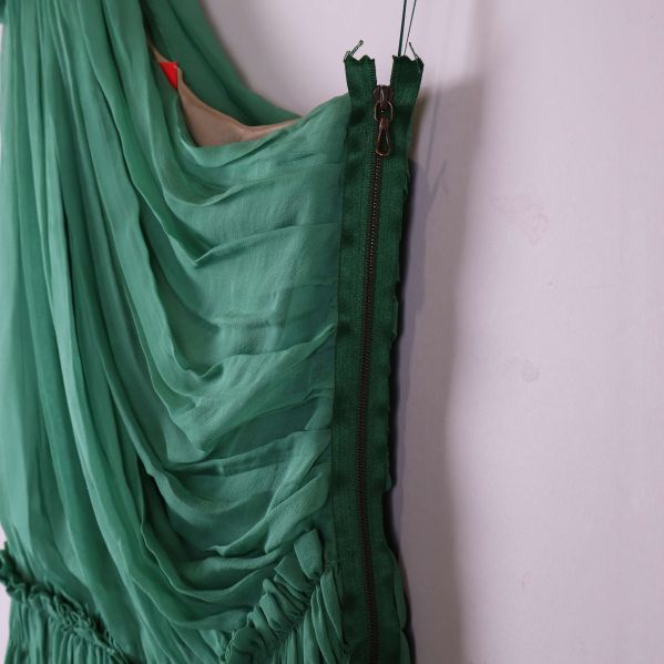 Dragkedja på klänningens sida