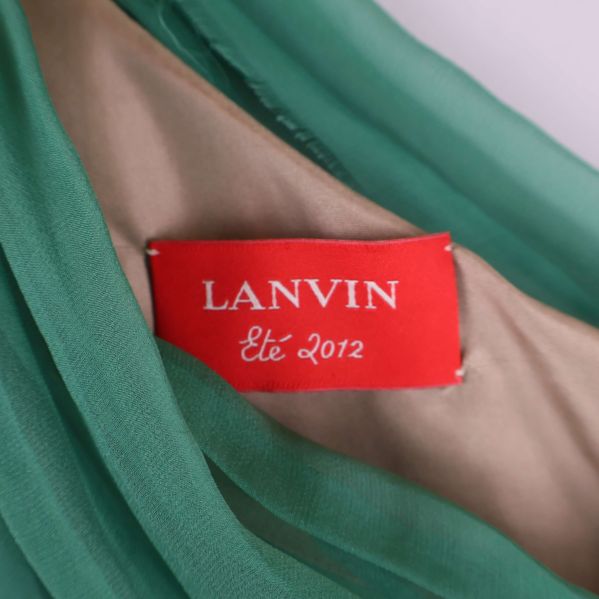 Närbild på röd Lanvin etikett i klänningen