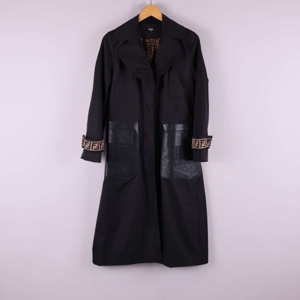 Lång svart kappa med stora skinndetaljer framtill och mönstrat foder