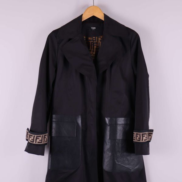 Svart kappa med uppvikta muddar som visar Fendi-mönster och skinndetaljer