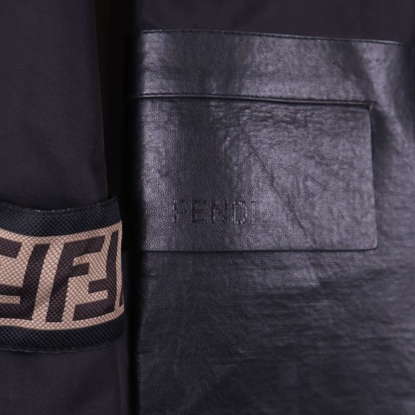 Närbild på svart skinndetalj med Fendi-prägling på fickan