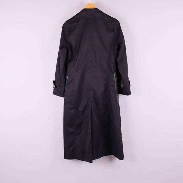 Baksidan av svart kappa med enkel design och lång passform