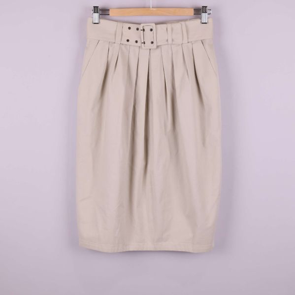 Beige pennkjol med brett bälte framtill