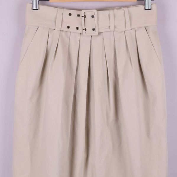 Detalj på brett bälte med metallspänne och veck