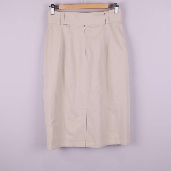 Baksidan på beige pennkjol med slits