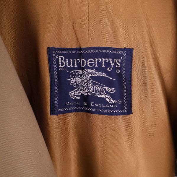 Närbild av Burberrys etikett på insidan av kappan