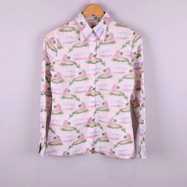 Framifrån av skjorta med pastellmönster 