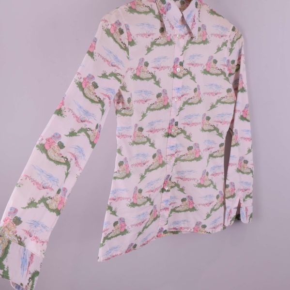 Skjorta i blommigt mönster i vinkel för att visa form och tyg