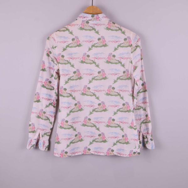 Baksidan på skjorta med mönster i pastell