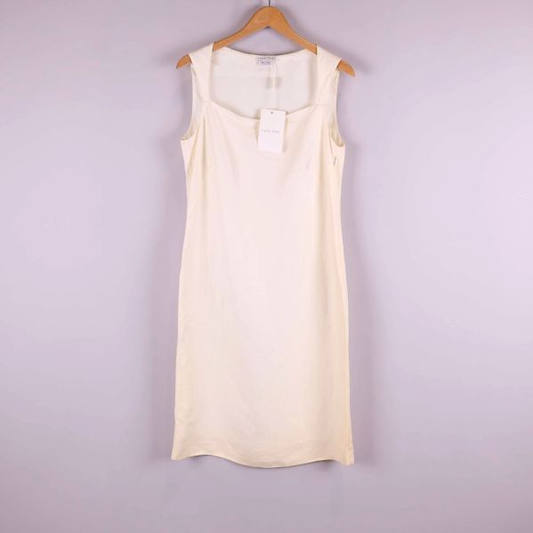 Vit ärmlös klänning framifrån 