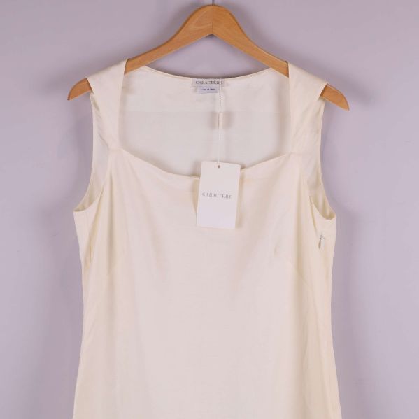 Övre delen av klänning med fyrkantig ringning