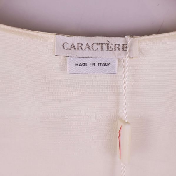 Närbild på varumärkeslapp med texten Caractère