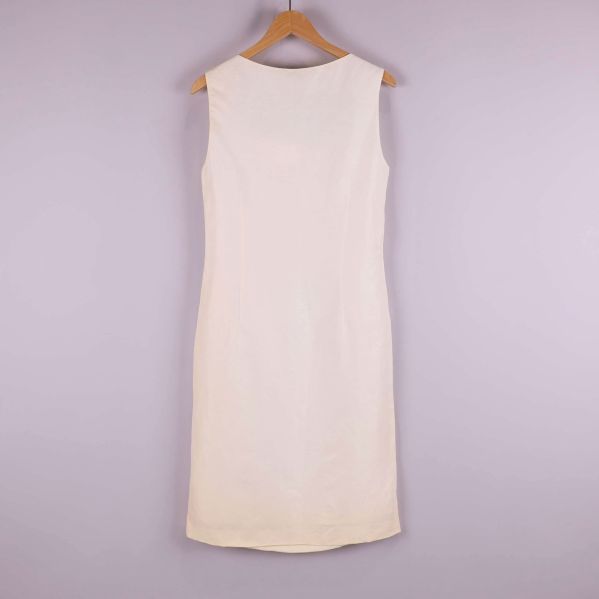 Vit ärmlös klänning bakifrån 