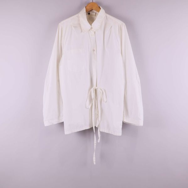 Vit skjorta med knytskärp 