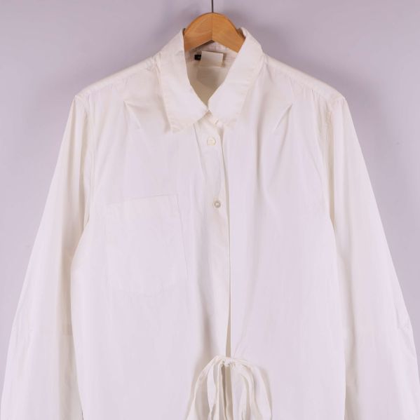 Framsida av vit skjorta med bröstficka och knytband