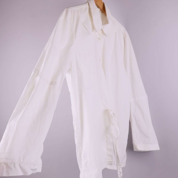 Vit skjorta sedd från sidan med långa ärmar