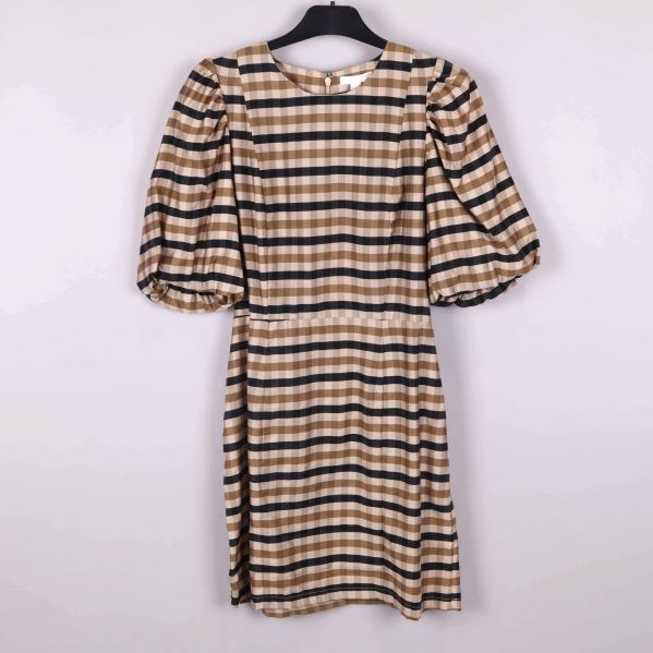 Rutigt klänning med puffärm