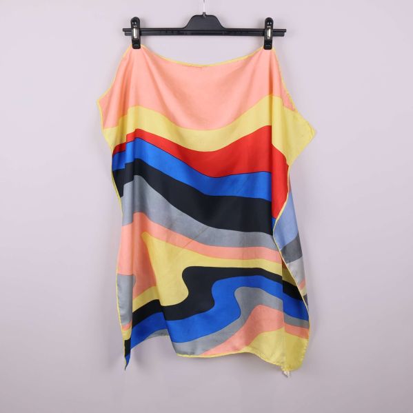 Scarf i färgglada toner upphängd på galge framsida