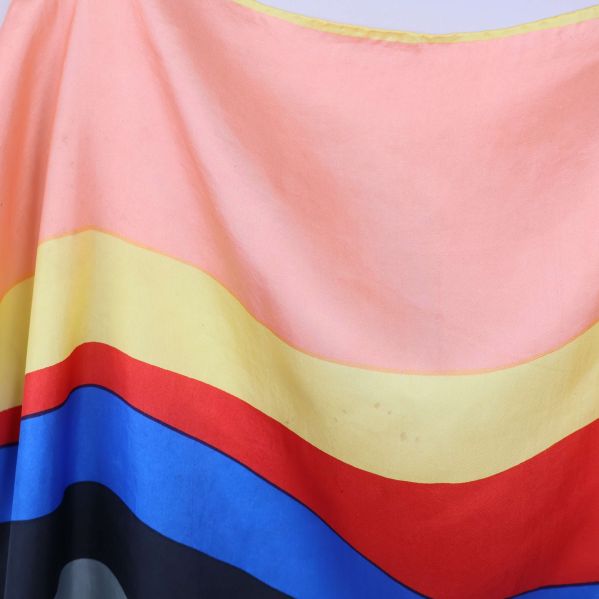 Närbild på färgblock i rosa, gul och röd med små fläckar