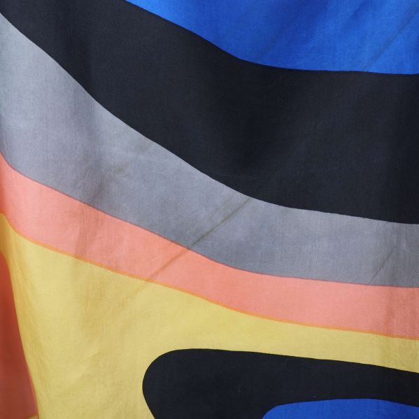 Närbild på blå, svart och grå vågig design