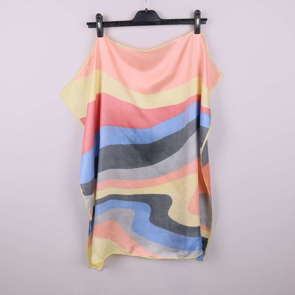 Scarf i färgglada toner upphängd på galge baksida