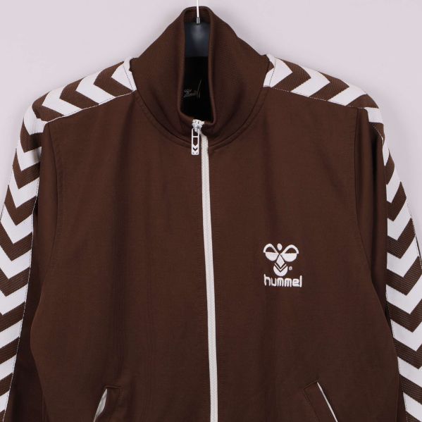 Närbild på krage och axeldetaljer med hummel-logo