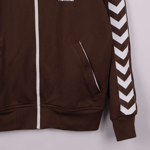 Ficka och nederkant av jacka med vita dragkedjor