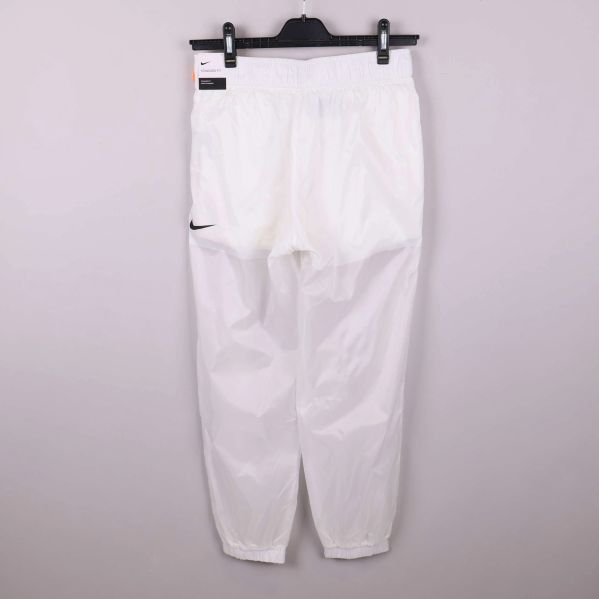 Vita byxor med resår bakifrån och svart logotyp