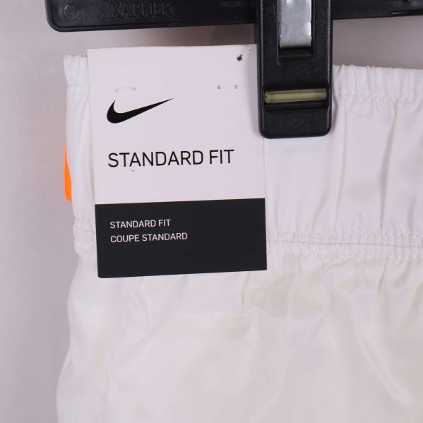 Närbild på etikett med Nike logga och standard fit